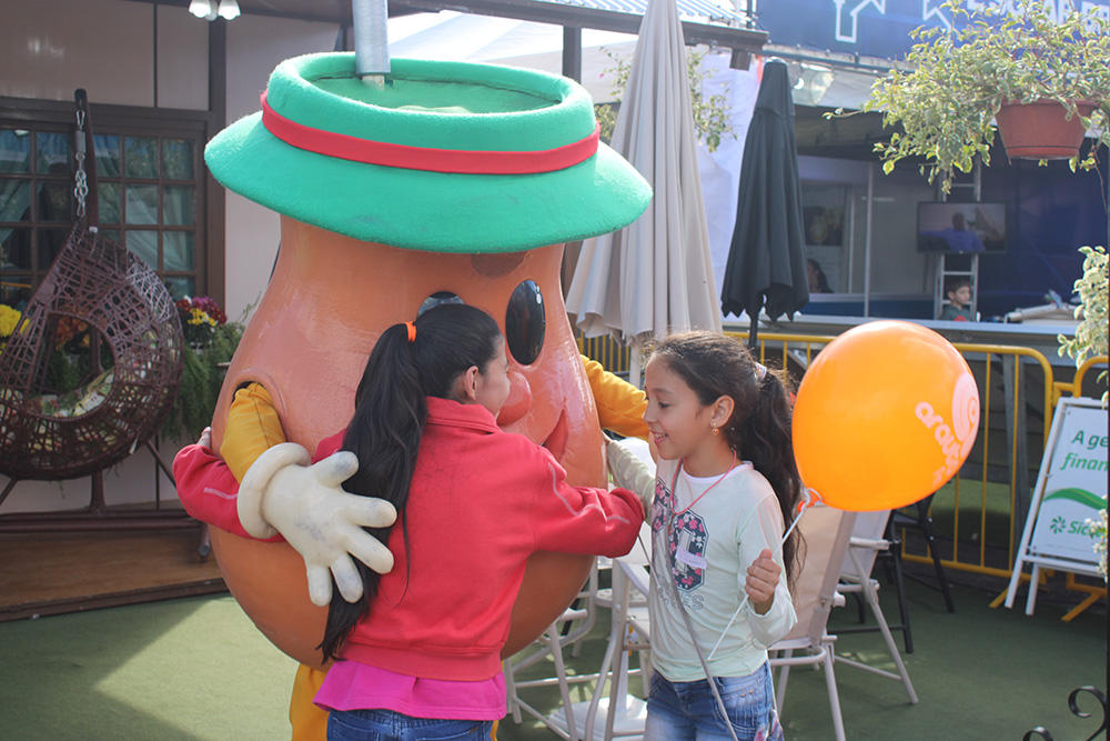 Mascote Venancito com as crianças na 16°Fenachim__(Juliana Bencke)