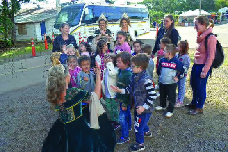 Público infantil com as Soberanas da 16°Fenachim_(Arquivo Divulgação)